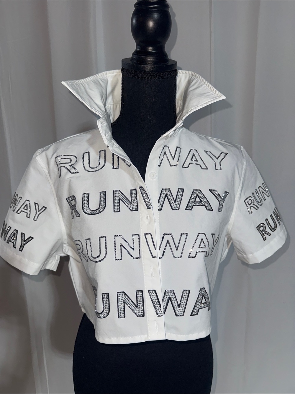 AKIRA White Cropped Button-Up Shirt with RUNWAY Print - Picture 1 of 5